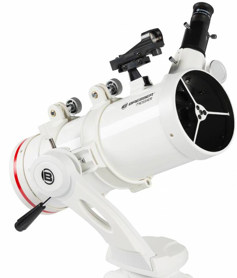 Wit telescoop op een statief, verschillende draaigewrichten voor nauwkeurige uitlijning, geschikt voor astronomische waarnemingen.