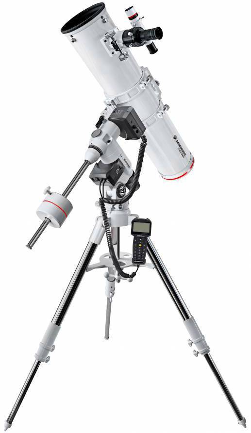 Zilveren telescoop met statief en computergestuurde besturing, geschikt voor astronomische waarnemingen.