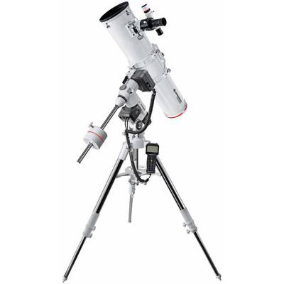 Zilveren telescoop met statief en computergestuurde besturing, geschikt voor astronomische waarnemingen.