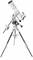 Een wit telescoop op een stabief zilver statief met meerdere instelwielen, geschikt voor astronomische waarnemingen.