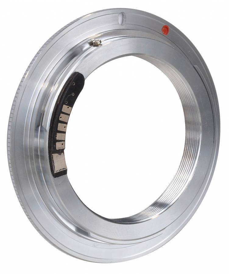 Objectivenadapter voor het verbinden van camera en lens. Zilverkleurig, met elektronische contactpunten voor communicatie tussen apparaten.