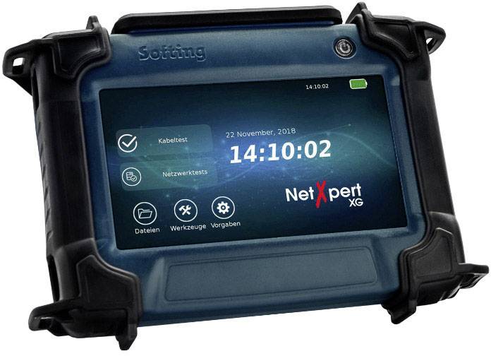 Een draagbaar netwerktestapparaat met touchscreen dat datum, tijd en opties voor kabeltest, netwerktests, bestanden en gereedschappen weergeeft.