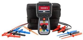 Een digitale multimeter toont '1000V' op het display. Hij wordt omgeven door gekleurde meetkabels en een zwarte draagtas.