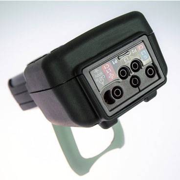 Een zwarte adapter met meerdere ingangen en een opschrift bovenaan, gebruikt voor het verbinden van elektrische apparaten.