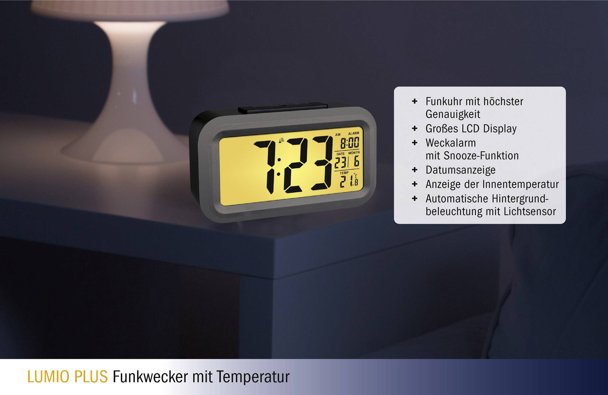 Elektronische wekker met groot geel LCD-display toont de tijd 7:23. Tekst beschrijft functies zoals radiografische klok, wekfunctie en temperatuurweergave. Lampenkap op de achtergrond.
