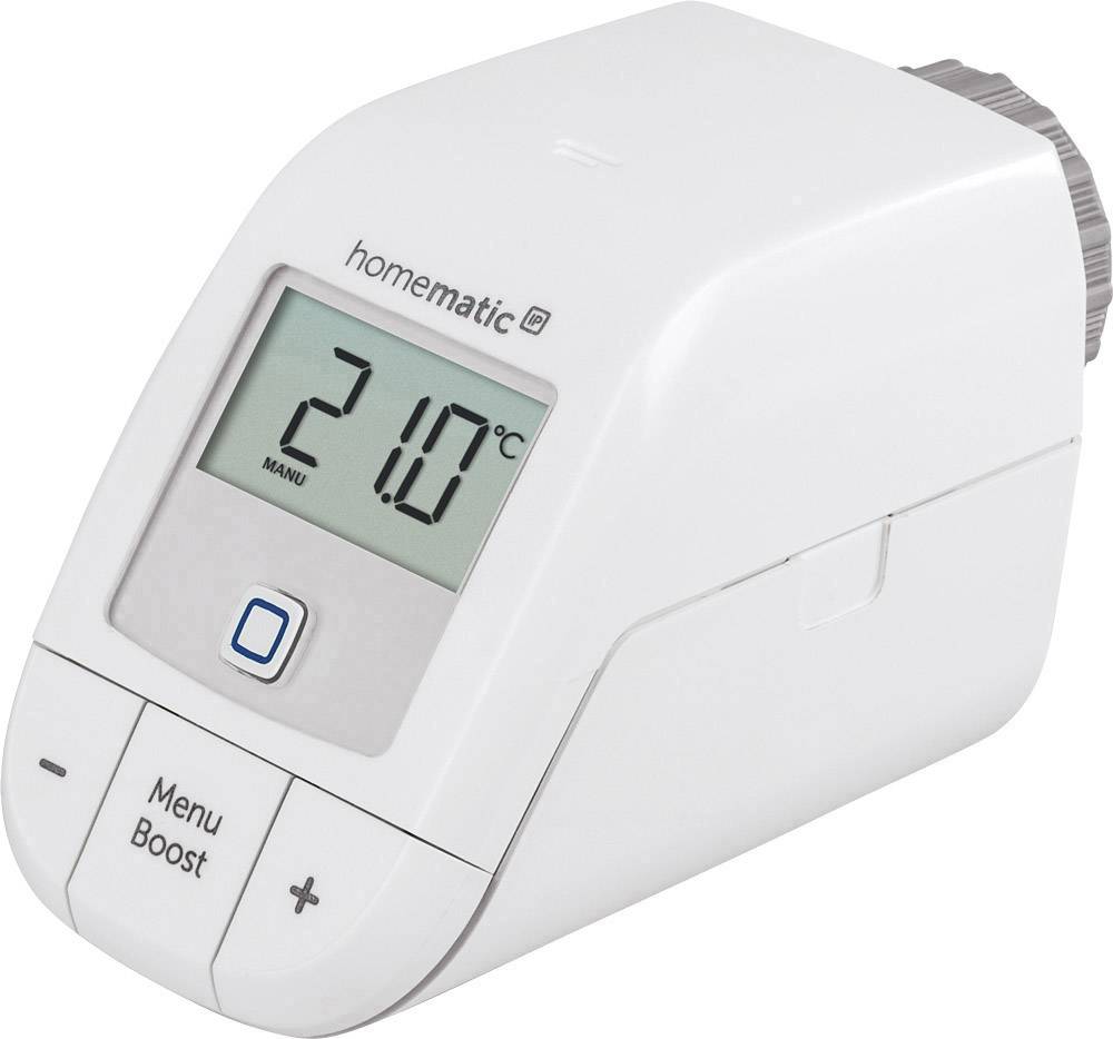 Een witte elektronische radiatorthermostaat toont '21,0°C' op het display. Knoppen voor menu, boost en temperatuurinstelling zijn zichtbaar.