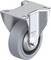 Grijze, draaibare zwenkwielhouder bevestigd aan een stalen plaat. Wiel van hard rubber, geschikt voor industrieel gebruik.