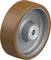 Een wiel met een metalen kern en een bruine rubberbekleding, geschikt voor industriële toepassingen. Bevat een kogellager in het midden.