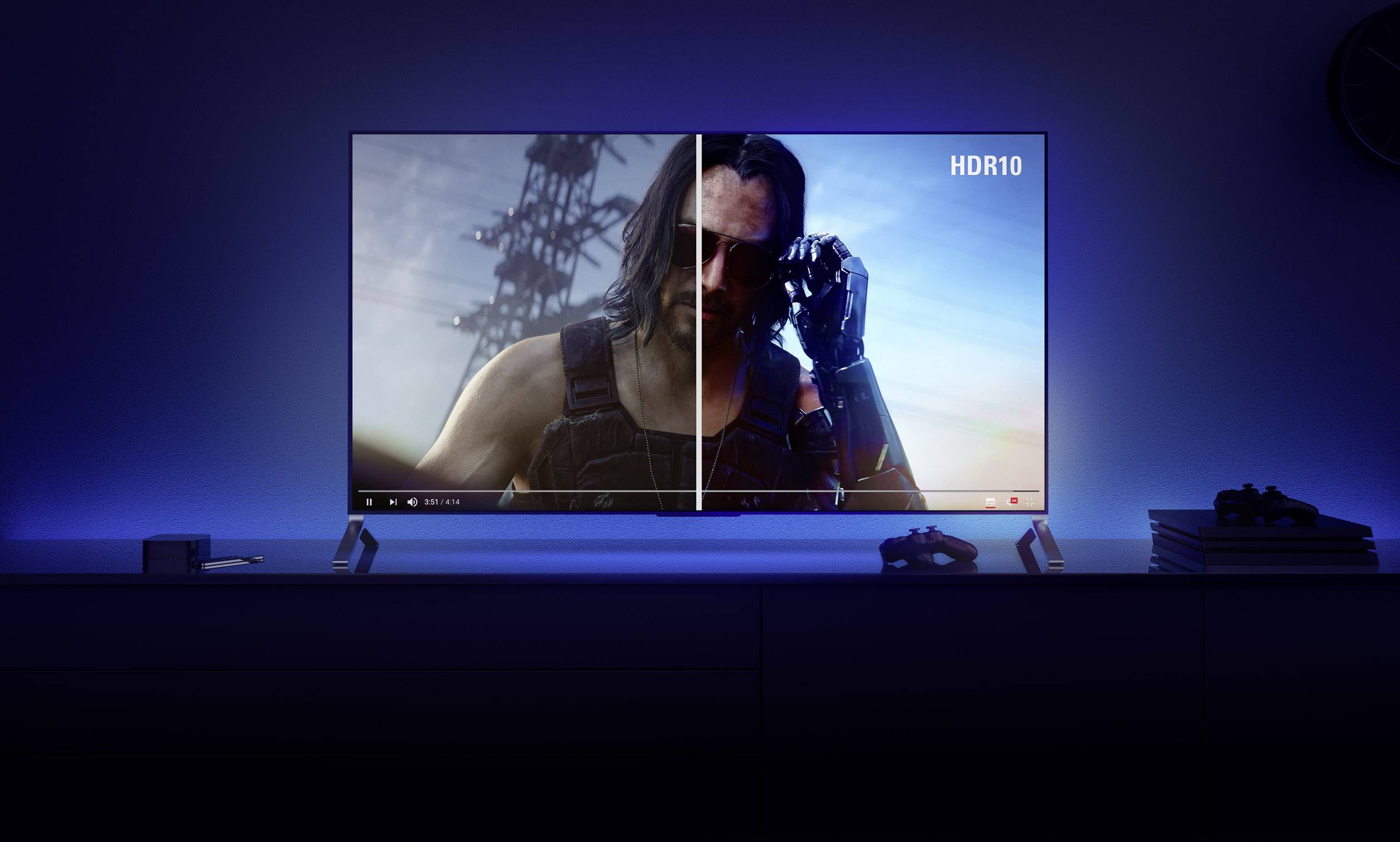 Een televisie toont een gedeeld beeld met een acteur die de HDR10-functie demonstreert. Links zonder HDR, rechts met HDR.