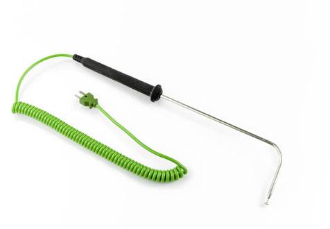 Een lange, gebogen temperatuursensor met een groen kabel en stekker, gebruikt in de horeca voor het bewaken van voedingsmiddelen.
