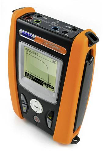 Een draagbaar meetapparaat in oranje en zwart met een digitaal display, toont een grafische curve en meerdere aansluitingen bovenaan.