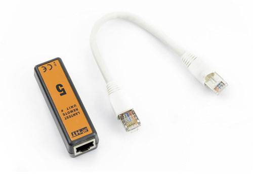 Een oranje-zwarte netwerkadapter met twee Ethernet-kabels, waarvan er één geïntegreerd is in de adapter en de andere voorzien is van een RJ45-connector.