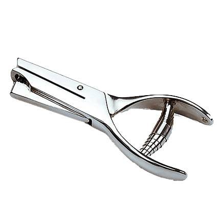 Een zilveren nietjesverwijderaar met gebogen handvat en getande punten op een witte achtergrond.