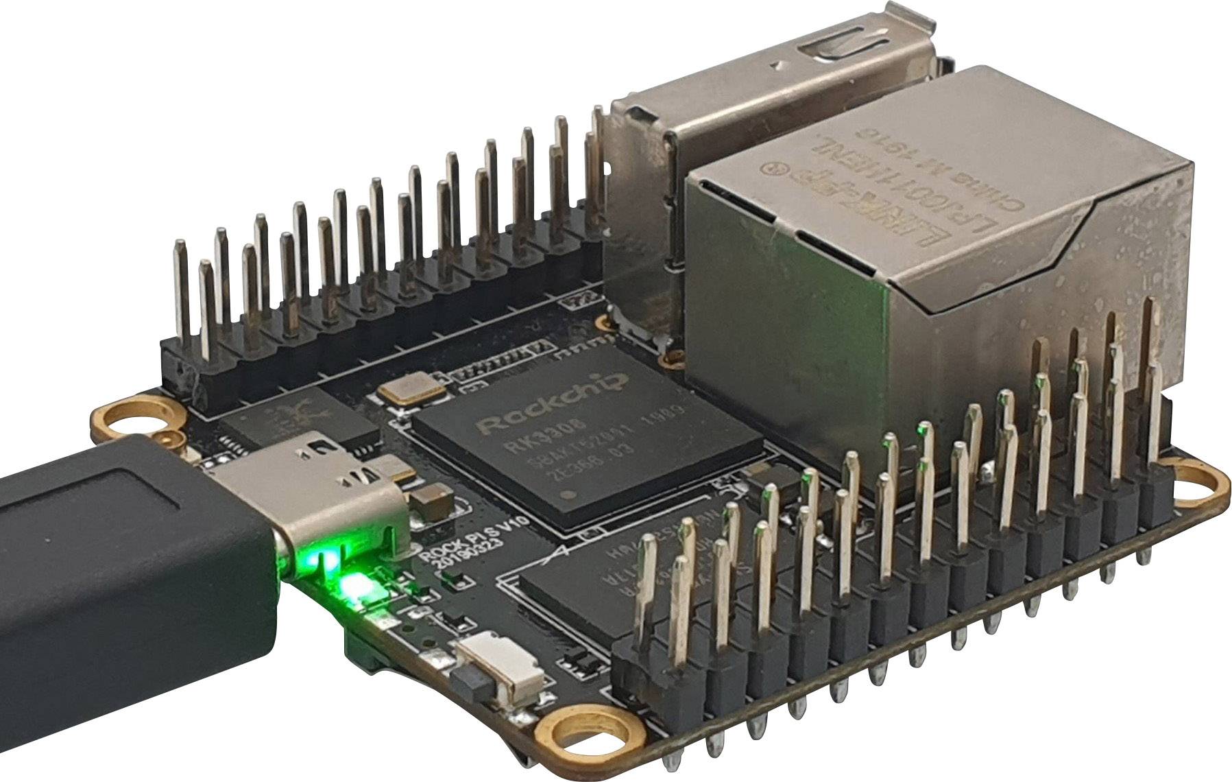 Een single-board computer met een Rockchip-processor en Ethernet-aansluiting. Een USB-kabel is aangesloten, groene LED brandt.