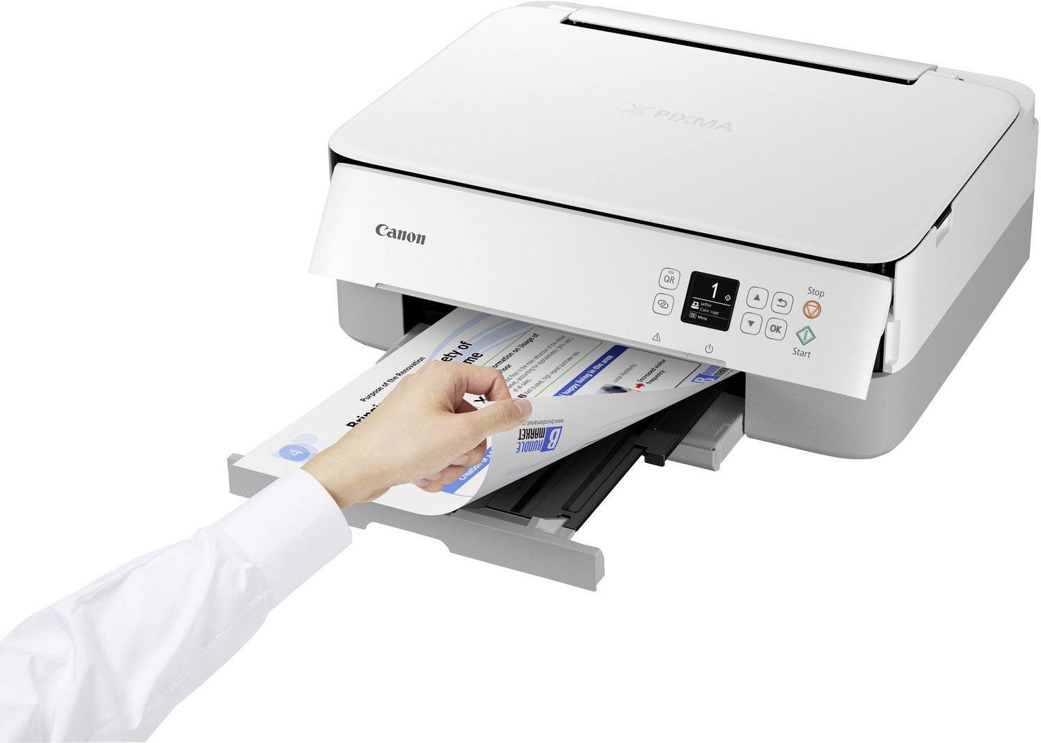 Een persoon haalt een bedrukt vel papier uit een witte printer. De printer toont statusaanwijzingen op een digitaal display.