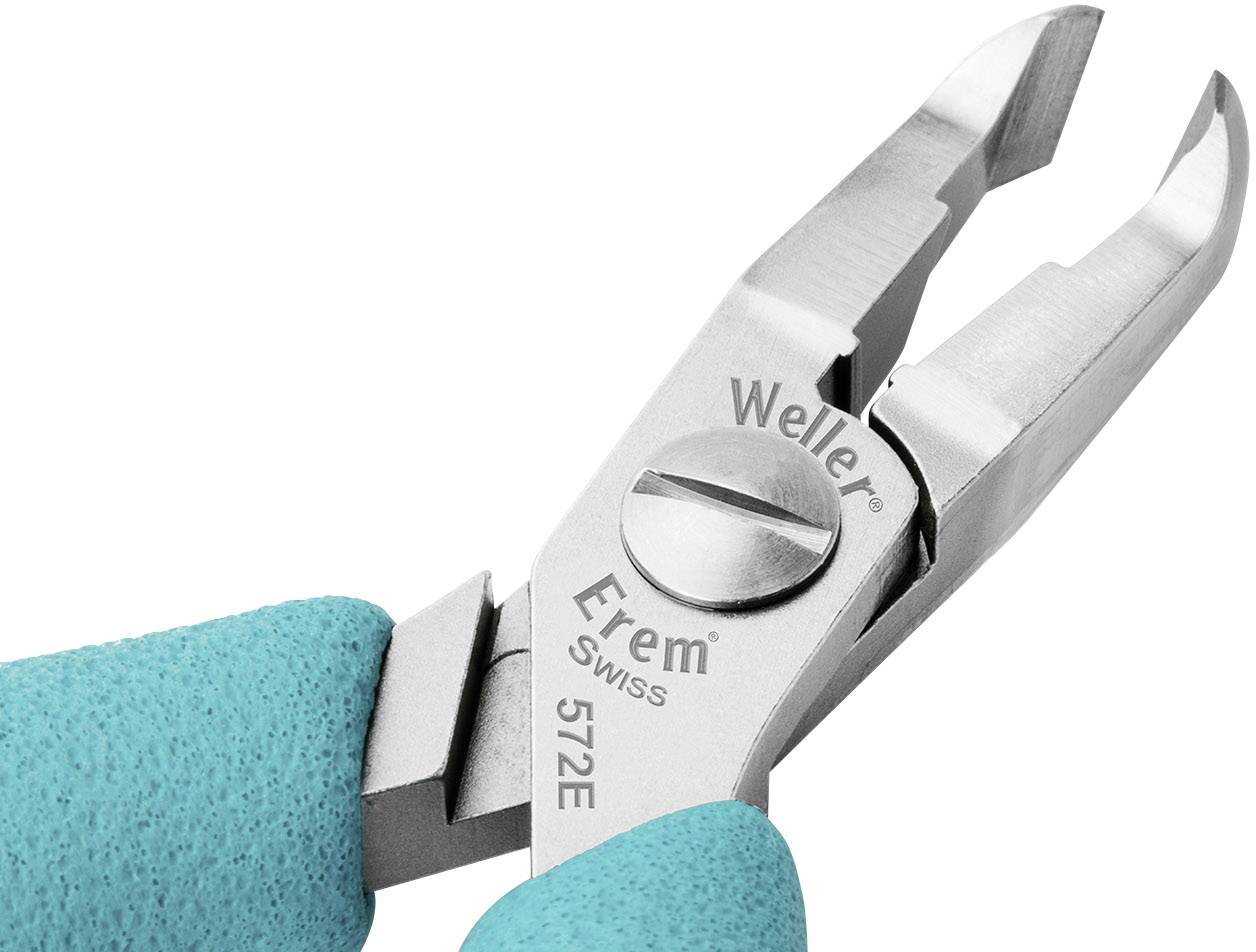 Een hand houdt een zilveren tang vast met de opdruk 'Erem 572E Swiss Weller'. De tang heeft gebogen punten.