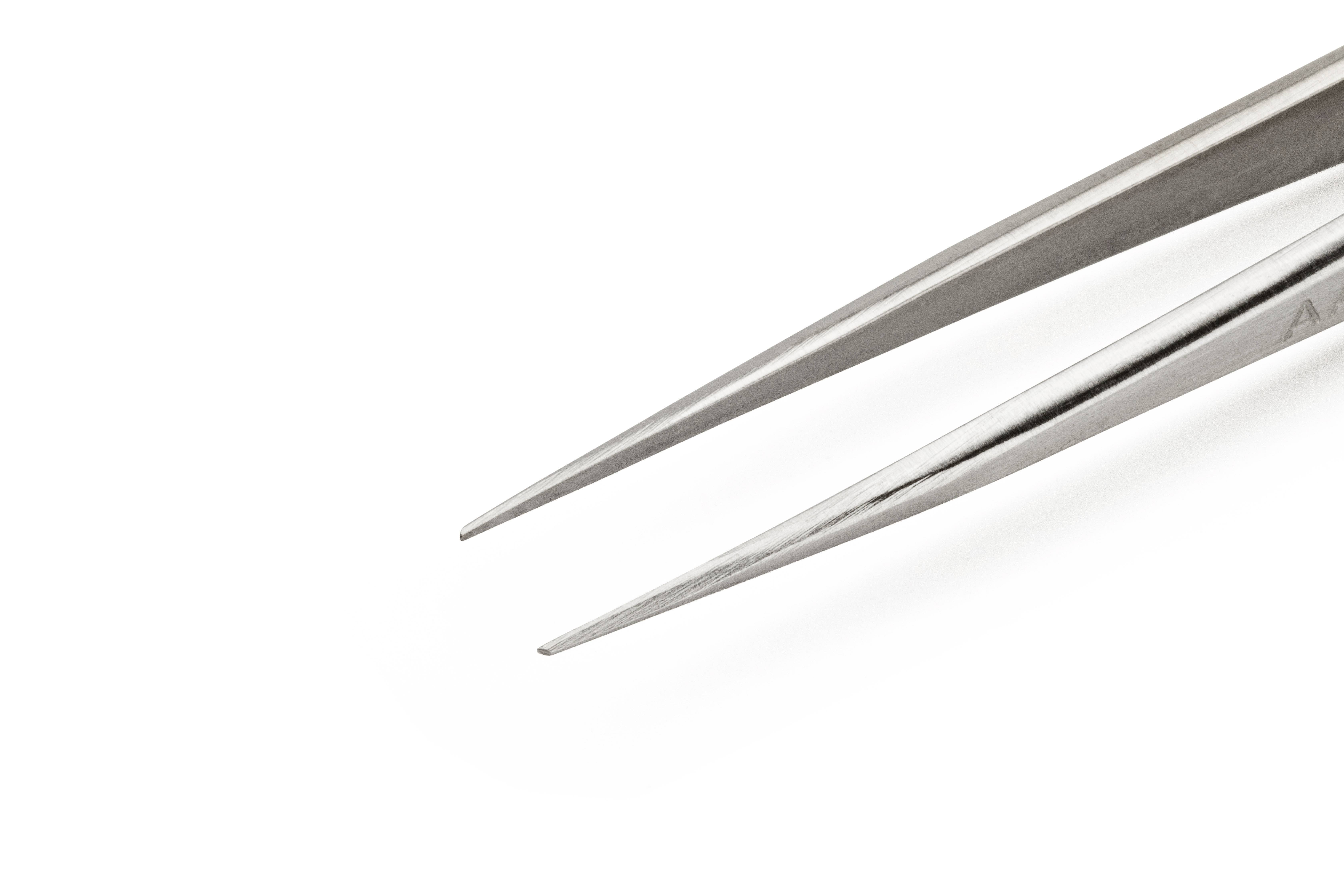 Metalen pincet met puntige uiteinden op witte achtergrond. Voornamelijk gebruikt voor precisiewerk in de medische sector of elektronica.