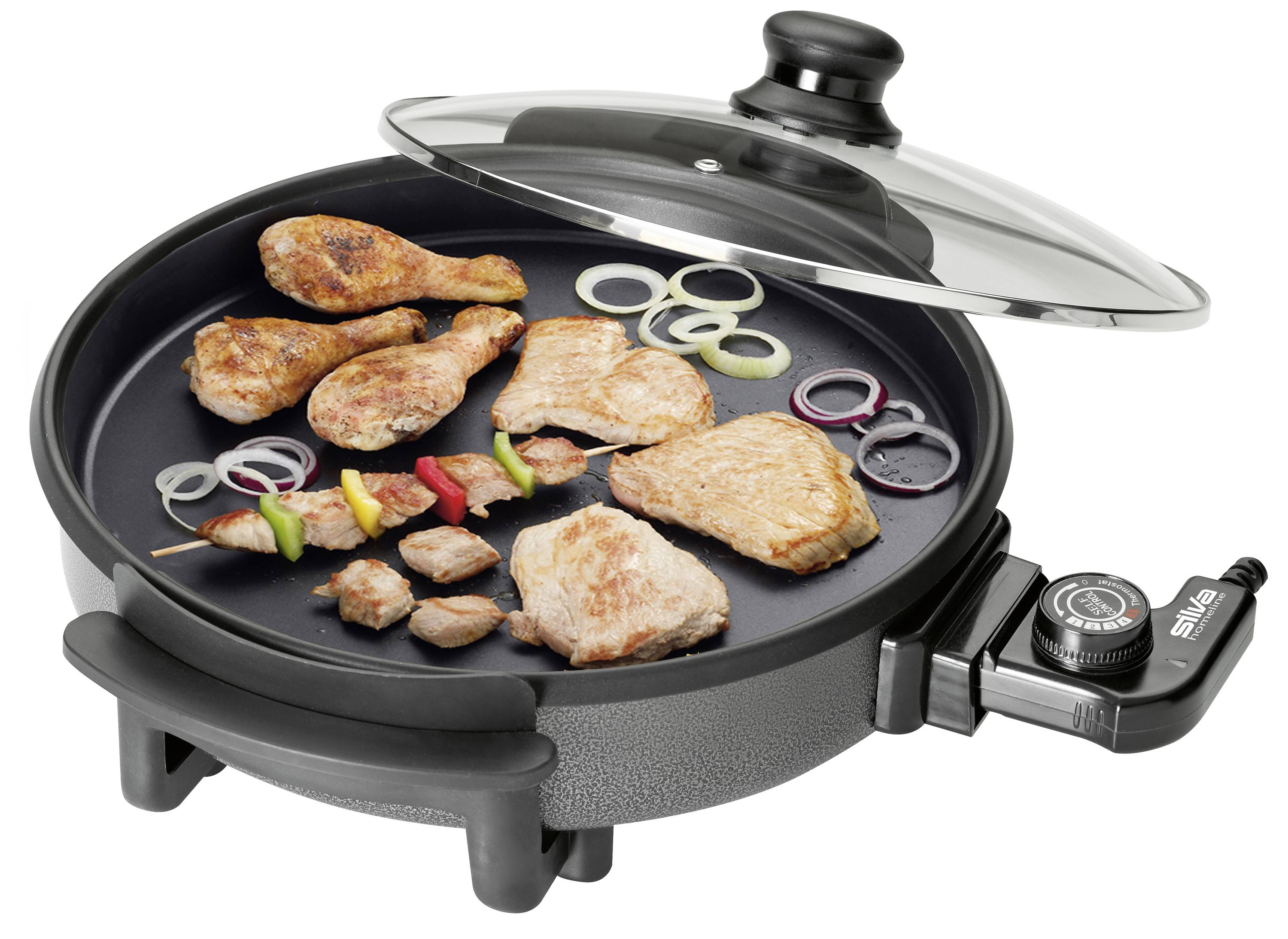 Een elektrische grillplaat met glazen deksel, waarop kippenpoten, varkenssteaks en groentespiesjes liggen.
