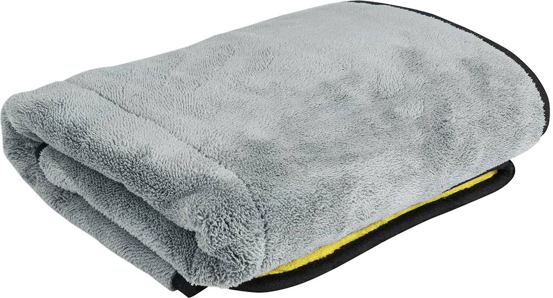 Zachte, grijze fleece-deken, netjes gevouwen.