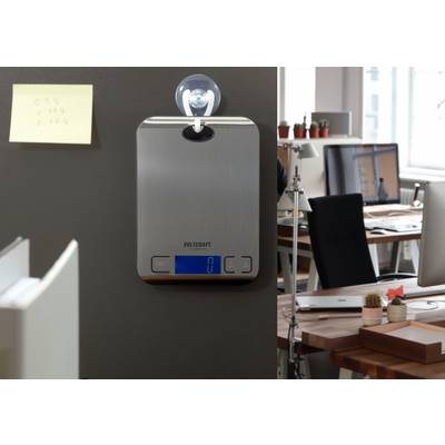Een digitale keukenweegschaal hangt met een zuignap aan een muur in een kantoor met moderne bureaus en computers.