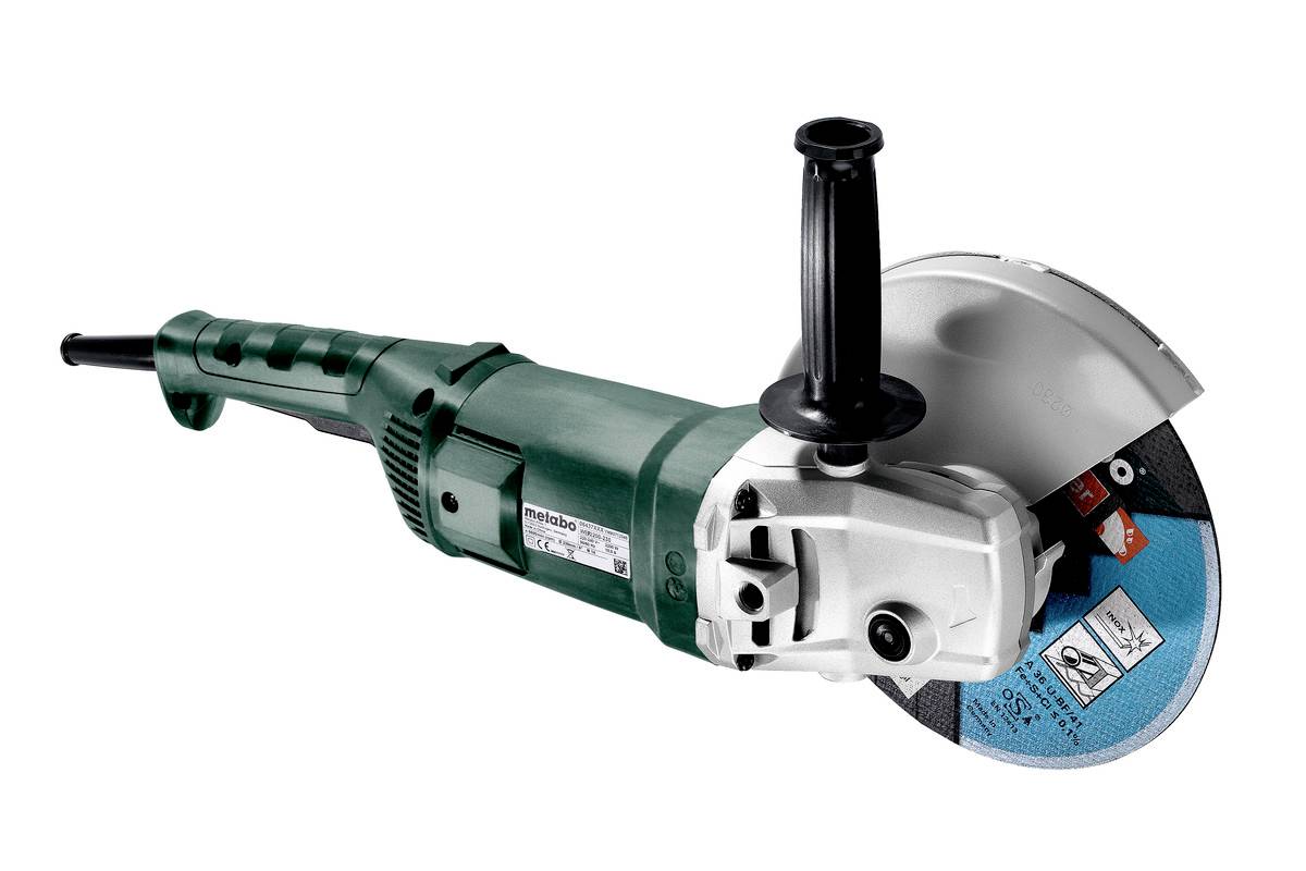 Een grote, groene haakse slijpmachine met een zwarte handgreep en een blauwe slijpschijfsticker, tegen een witte achtergrond.