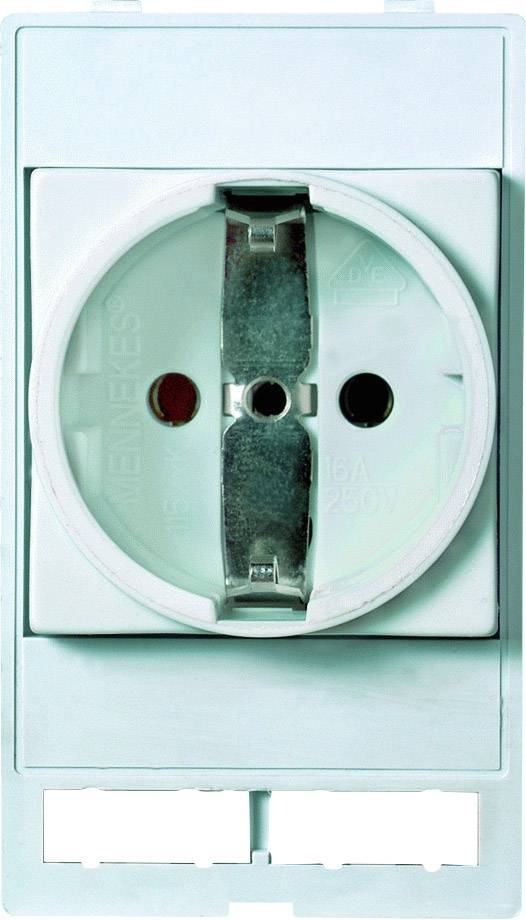 Een witte stopcontact in close-up, met een aardingspen in het midden en twee openingen voor de stekkerpennen links en rechts.