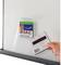 Een wit magnetisch whiteboard met een verpakking Legamaster Magic-Chart Notes wordt vastgehouden door een hand. Het toont een close-up presentatie van kantoorbenodigdheden.