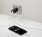 Een smartphone wordt via een USB-kabel opgeladen aan een stopcontact. Het display toont '65%' en de tijd.