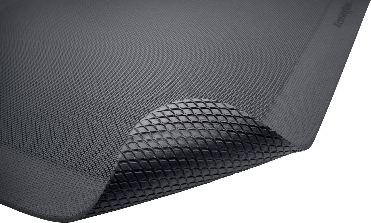 Zwarte yogamat met antislip, geweven onderkant, toont textuur en flexibiliteit van het oppervlak.