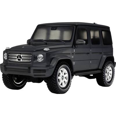Een zwarte SUV met zilveren velgen en een Mercedes-ster op de motorkap, gefotografeerd vanuit een zijhoek.