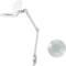 Een witte LED-loeplamp met verstelbare arm en klem voor bevestiging, naast een close-up van de lens.