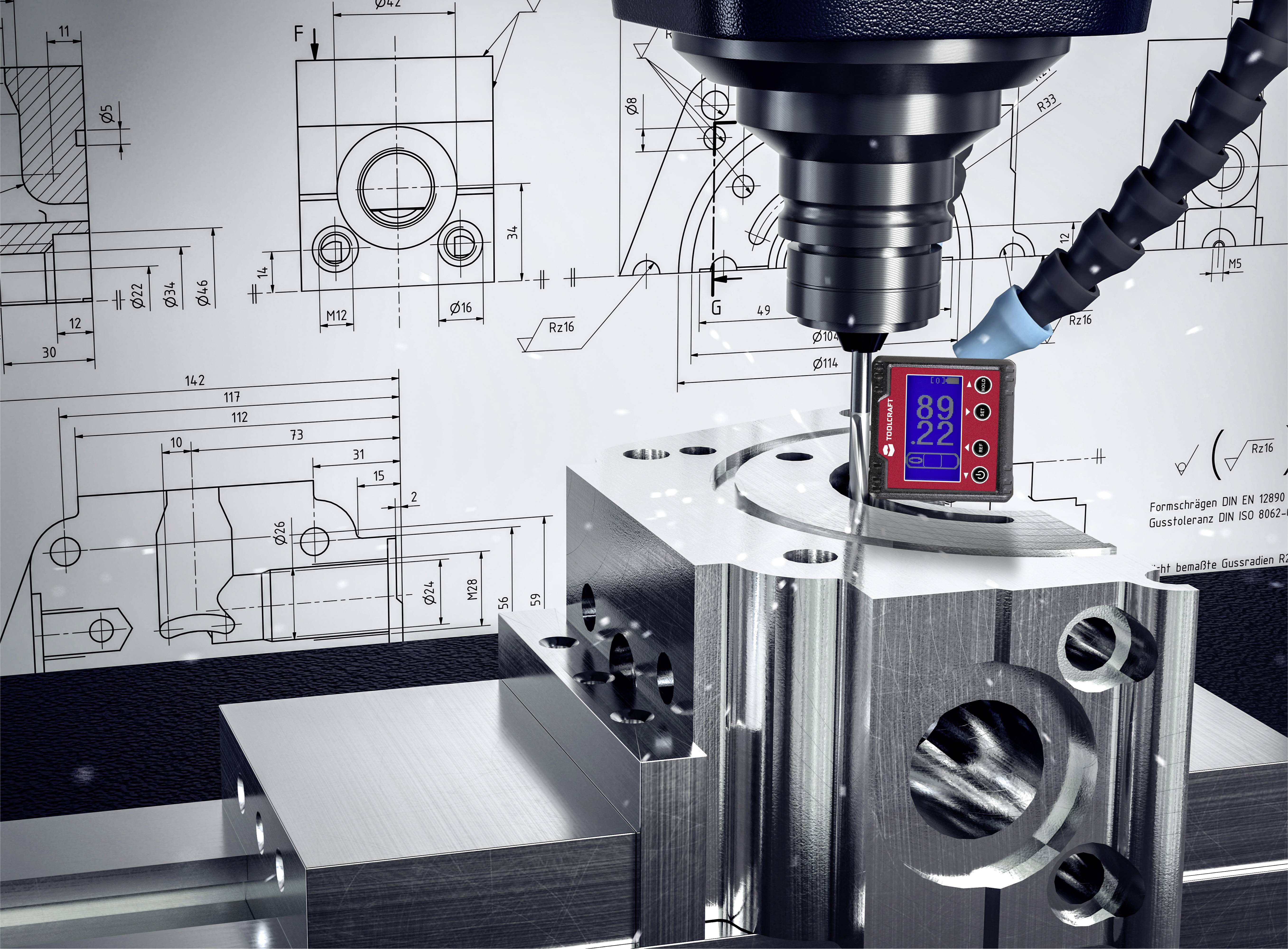 Een CNC-machine bewerkt een metalen onderdeel, omringd door technische tekeningen. Een rood display toont meetwaarden.