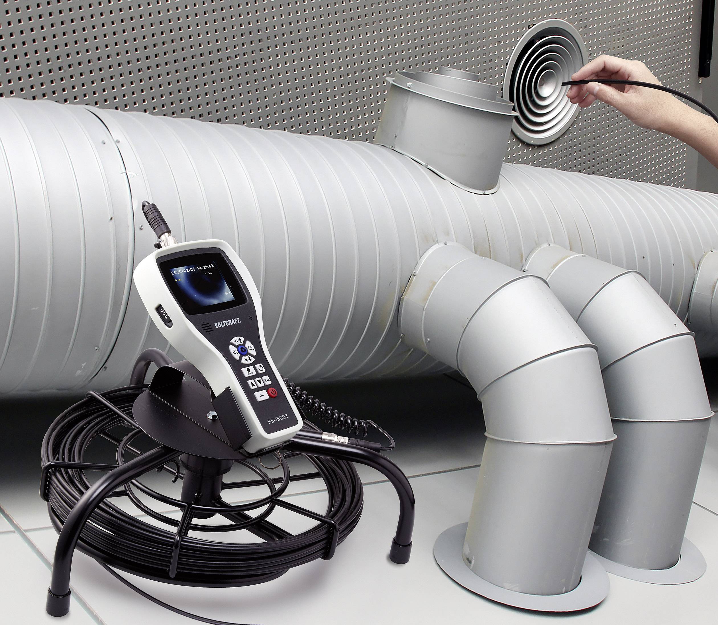 'Inspectie van een ventilatiesysteem met een endoscoop voor het controleren van leidingen.' Een hand opent een ventilatierooster.