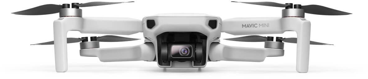 Witte drone met vier propellers en camera, vooraanzicht. Modelnaam is 'Mavic Mini'.