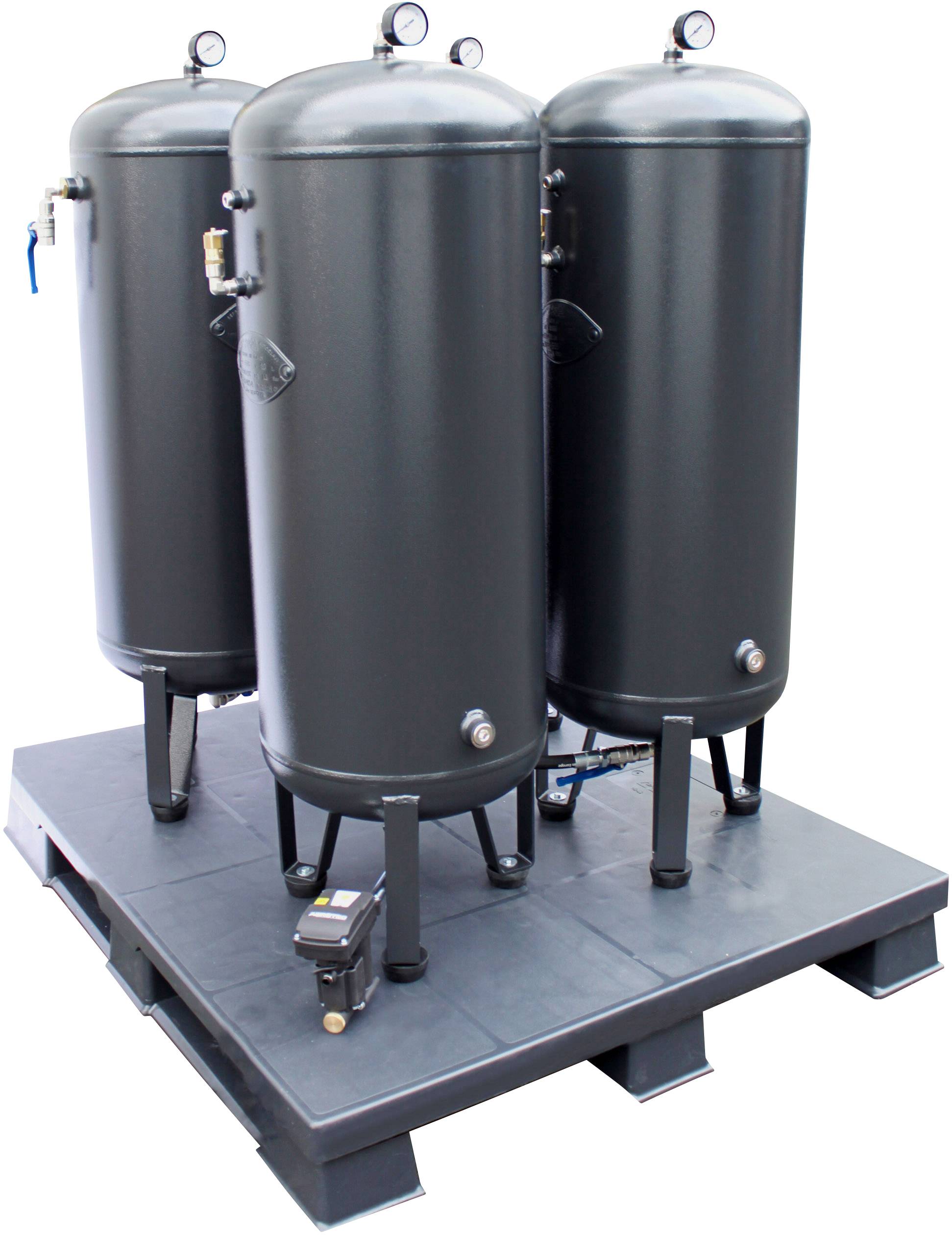 'Drie zwarte persluchtreservoirs op een platform met meters, kleppen en een sensor. Geschikt voor industriële toepassingen.'