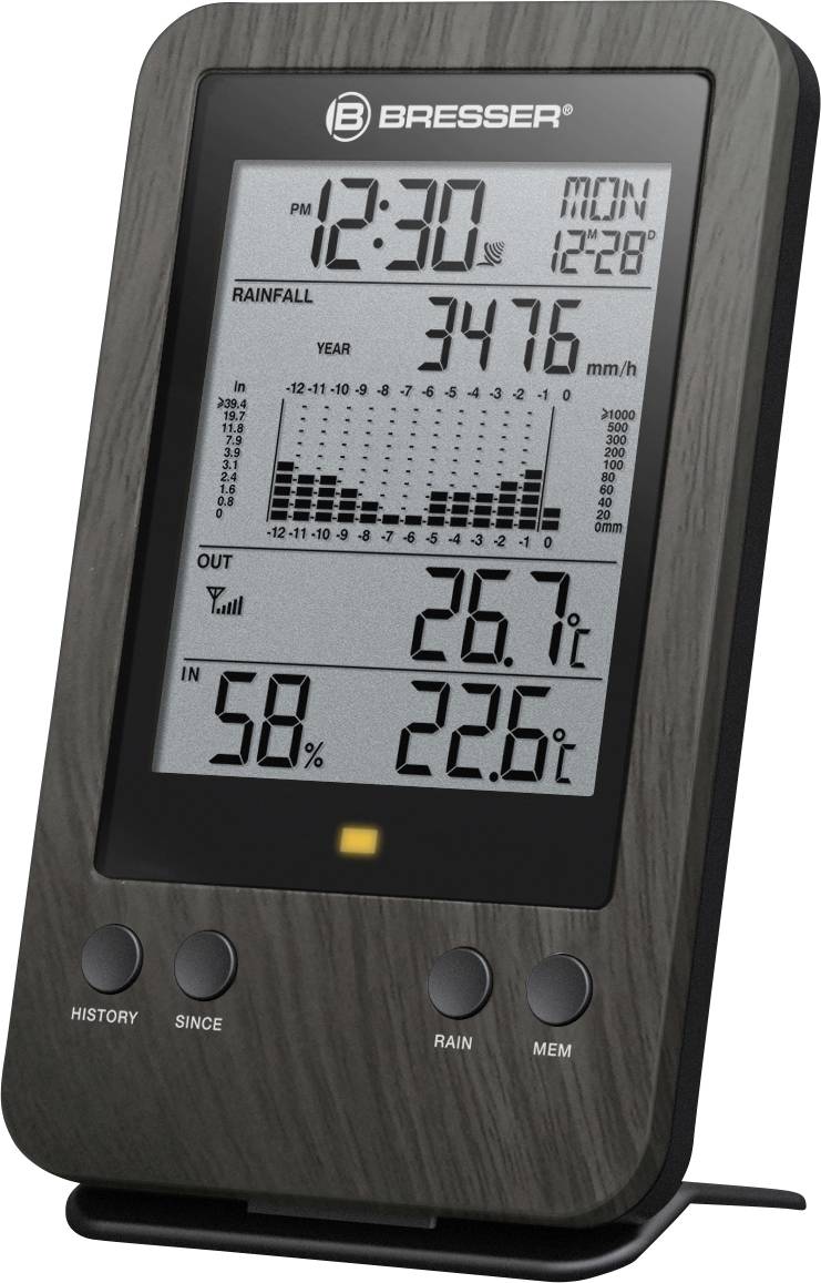 Digitale thermometer met houtlook. Toont tijd, datum, binnentemperatuur 26,7°C, buitentemperatuur 22,6°C en luchtvochtigheid 58%.