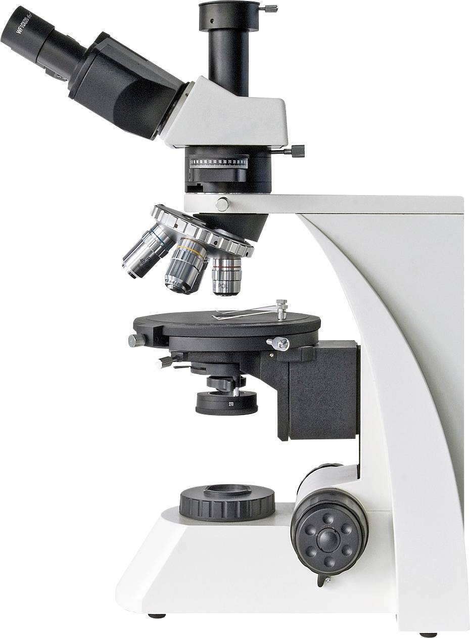 Een wit microscoop met verschillende lensopzetstukken, gezien van opzij. Het staat op een tafel en wordt gebruikt voor microscopisch onderzoek.