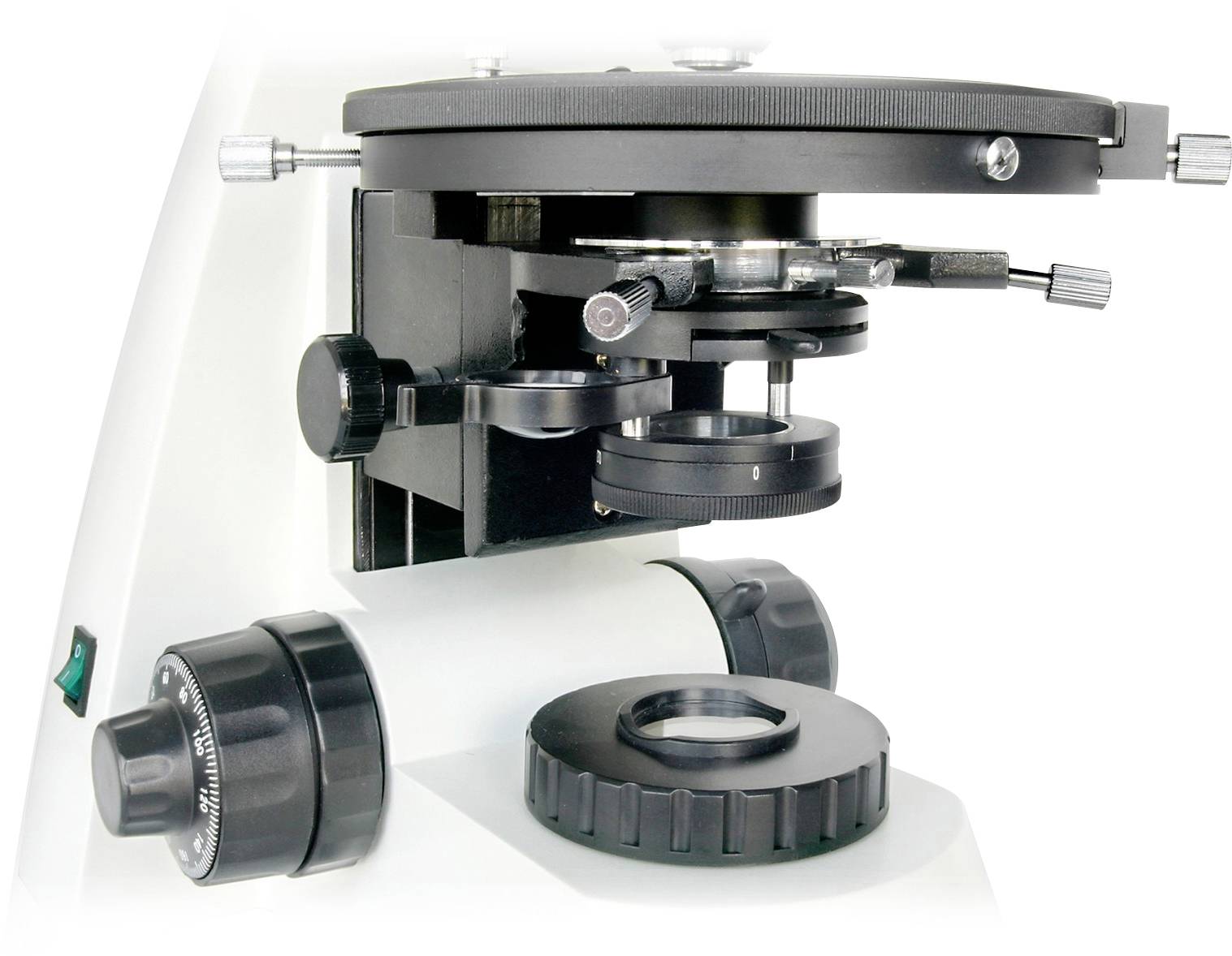 Een microscoop met vergrotingsinstellingen en focuswielen, gebruikt voor het vergroten van objecten voor onderzoek.