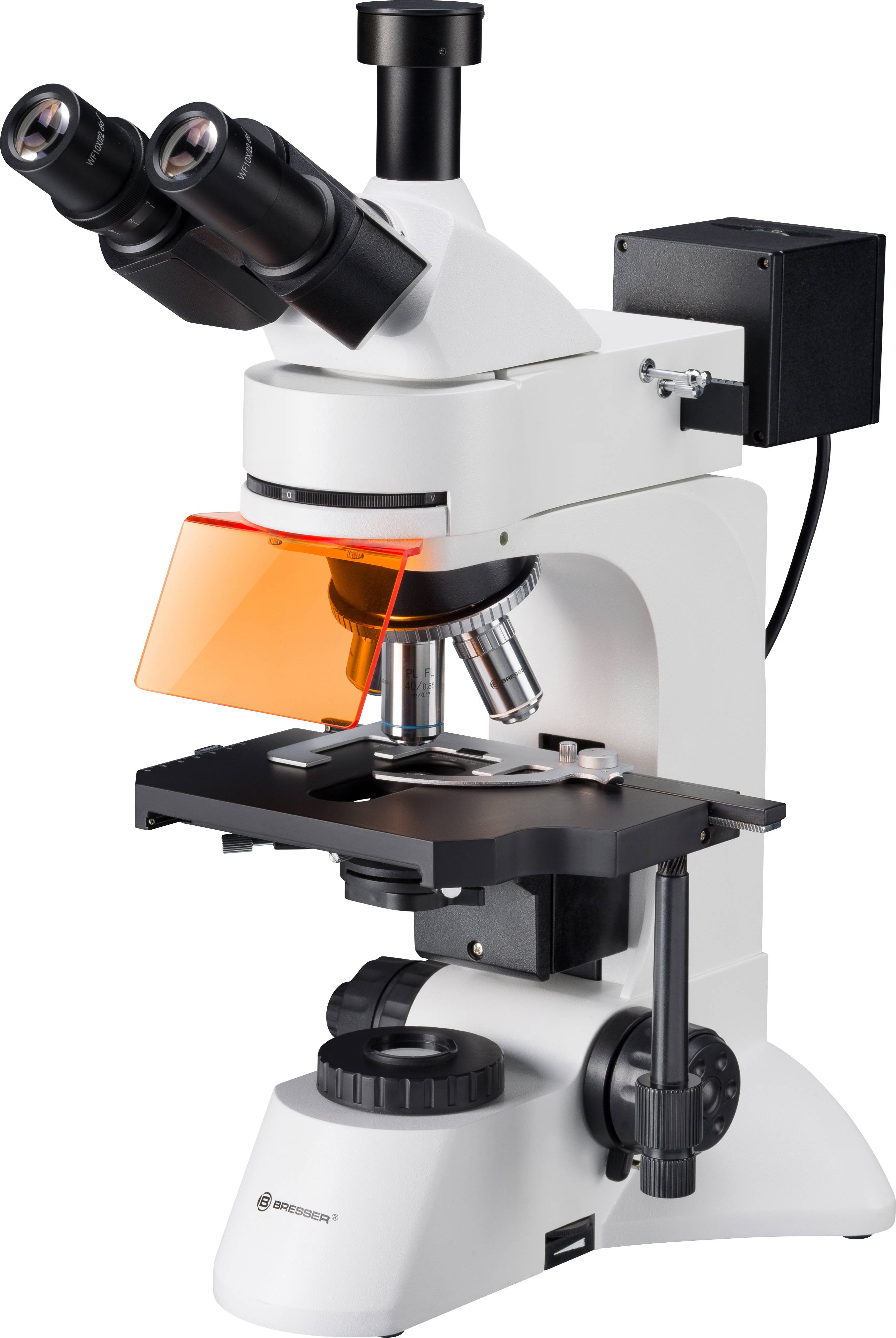 Wit laboratoriumsmicroscoop met vier objectieven, dubbele oculairs en een oranje beschermschild. Geschikt voor wetenschappelijk onderzoek.