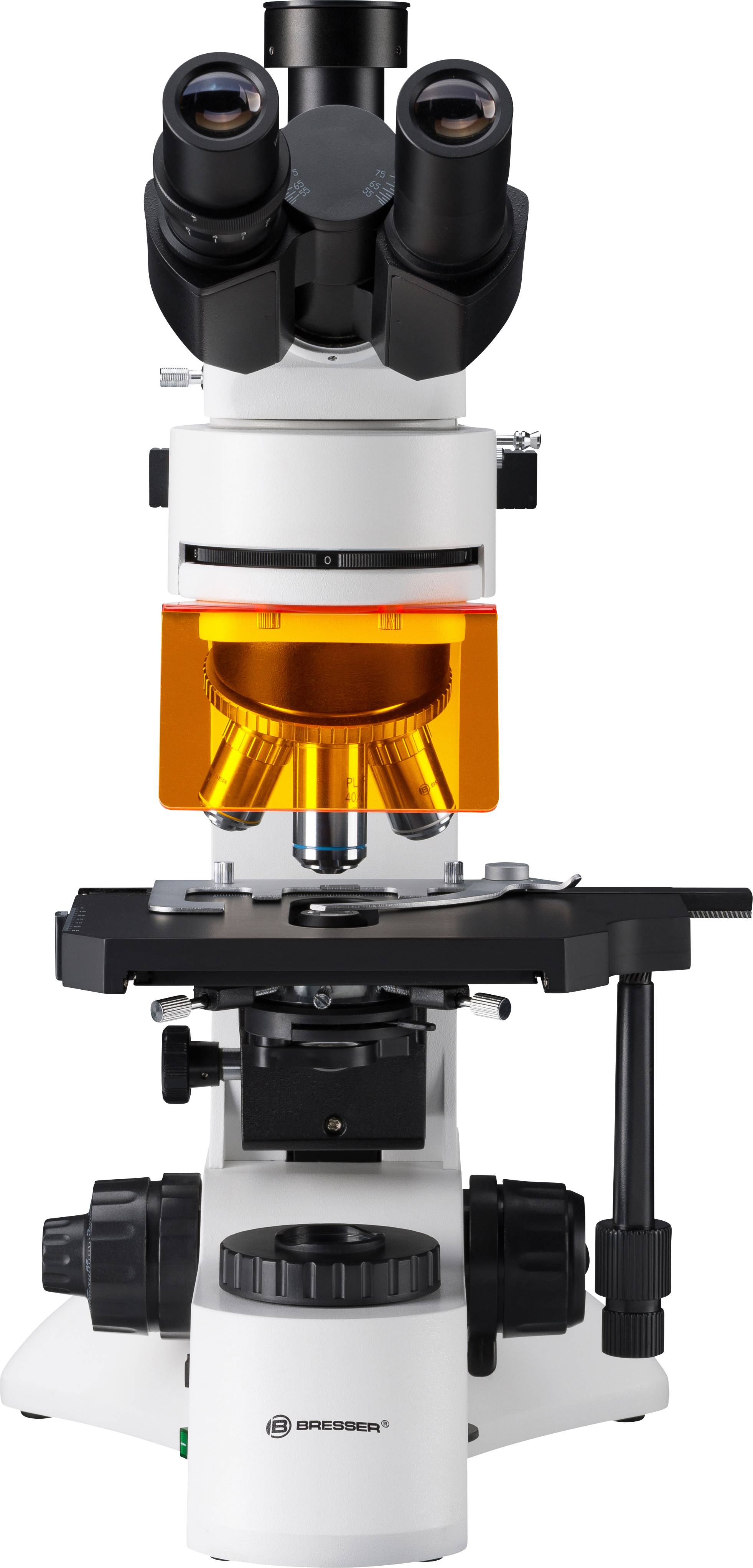 Een wit laboratoriumMicroscoop met vier objectieflenzen en een oranje filter staat klaar voor wetenschappelijk onderzoek.