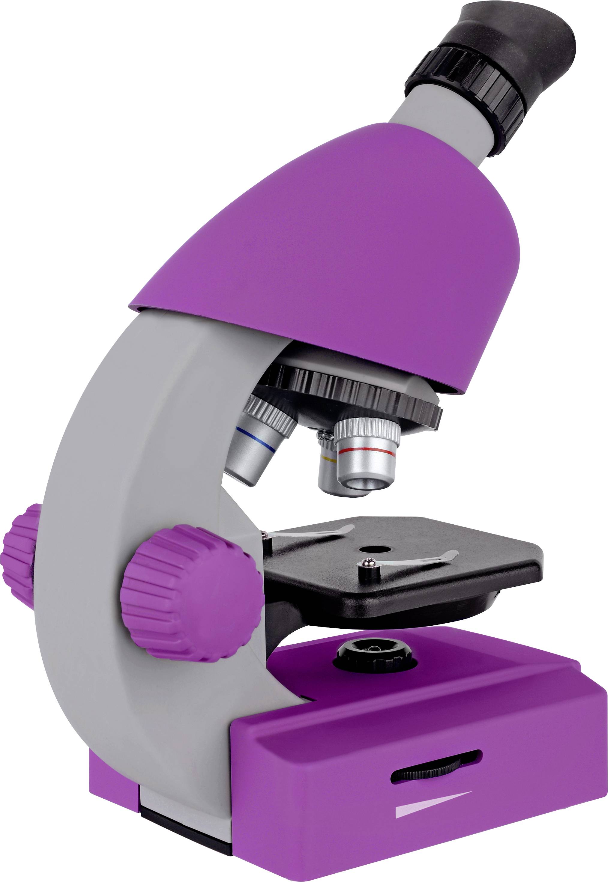 Een paarse en grijze microscoop op een witte achtergrond, toont details van het oculair, de revolver en de focuswielen.