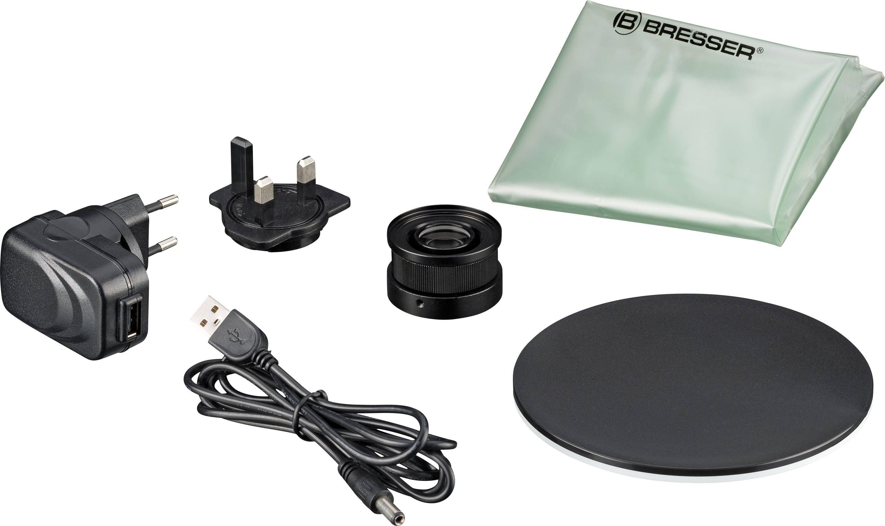 Accessoireset met netadapter, lens, USB-kabel, UK- en EU-stekkers, reinigingsdoek en zwarte houder. Voornamelijk bedoeld voor elektronische producten.