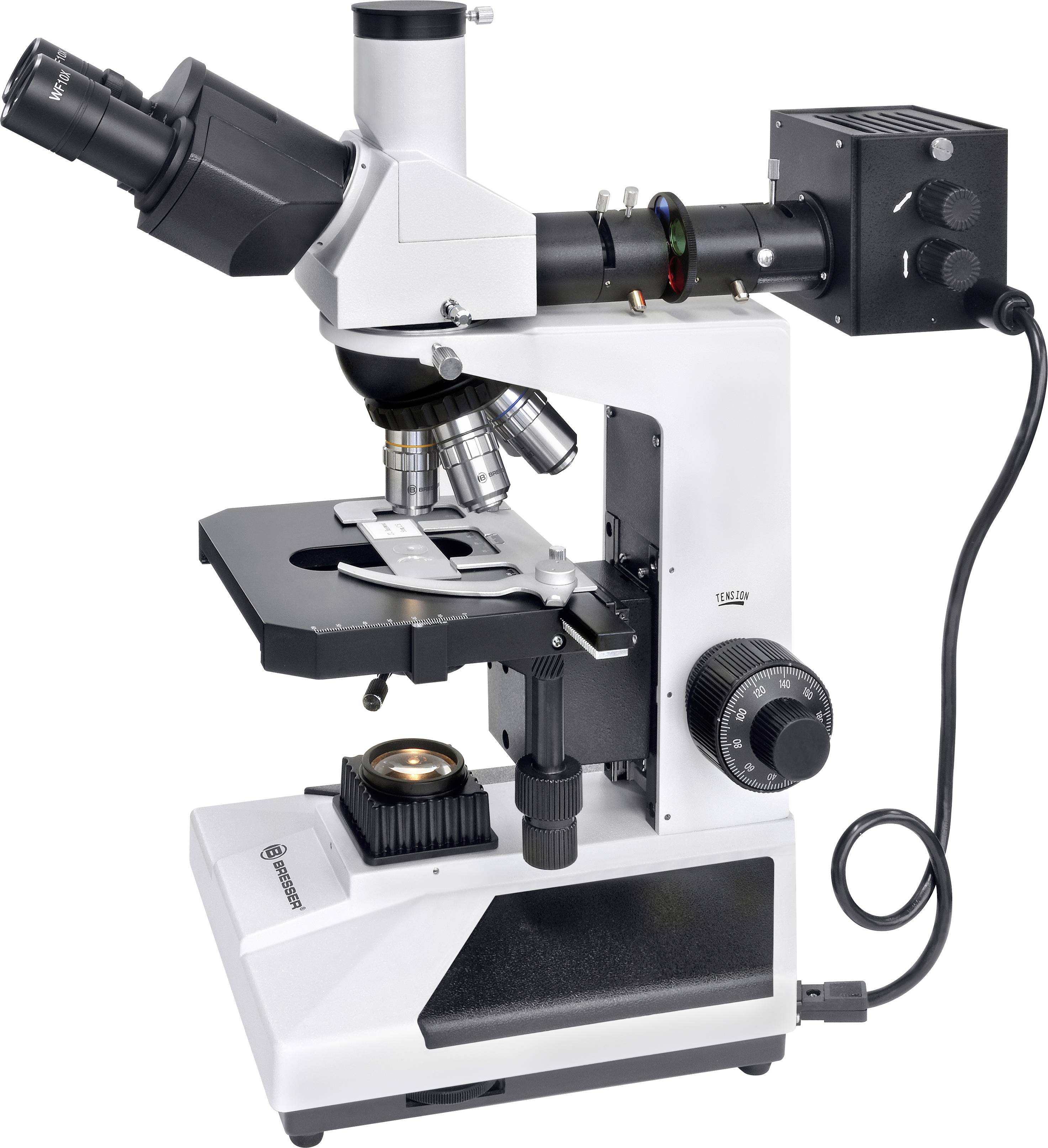 Microscoop op witte achtergrond. Het heeft objectieven, een lichtbron en focuswielen. Voornamelijk gebruikt voor biologische onderzoeken.