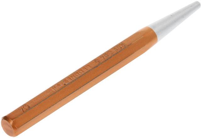 Een oranje markeerstift met zeskante greep en scherpe punt, gebruikt voor het markeren of graveren op metaaloppervlakken.