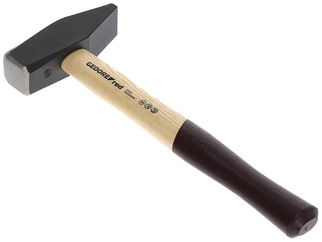 Een hamer met een houten handvat en een zwart, rechthoekig metalen hoofd ligt op een witte achtergrond. Het handvat heeft een rode markering.