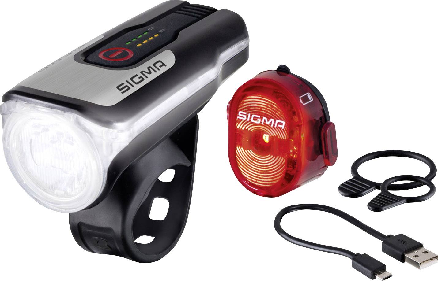 Set van Sigma fietsverlichting: een zilverkleurige voorlamp met LED-display en een rode achterlamp. USB-kabel voor opladen inbegrepen.