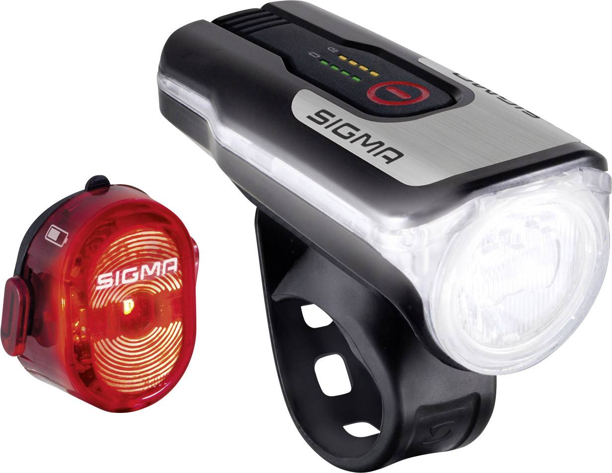 'Twee fietslampen van Sigma: Een wit voorlicht met batterij-indicatie en een rood achterlicht met rode verlichting.'