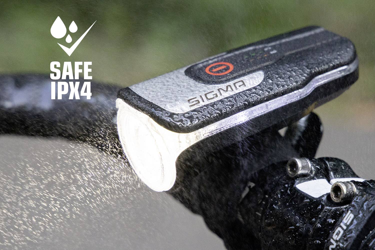 Fietsverlichting met USB-oplaadkabel, zwart apparaat met rode knop en 'USB-oplaadbaar'-tekst, toont laadmogelijkheid.