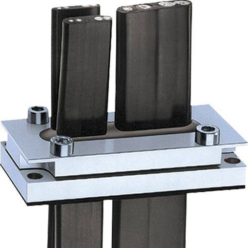 Een zwarte, rechthoekige connector met meerdere kabels is gemonteerd op een zilveren metalen basis. Hij wordt gebruikt voor elektrische aansluiting.