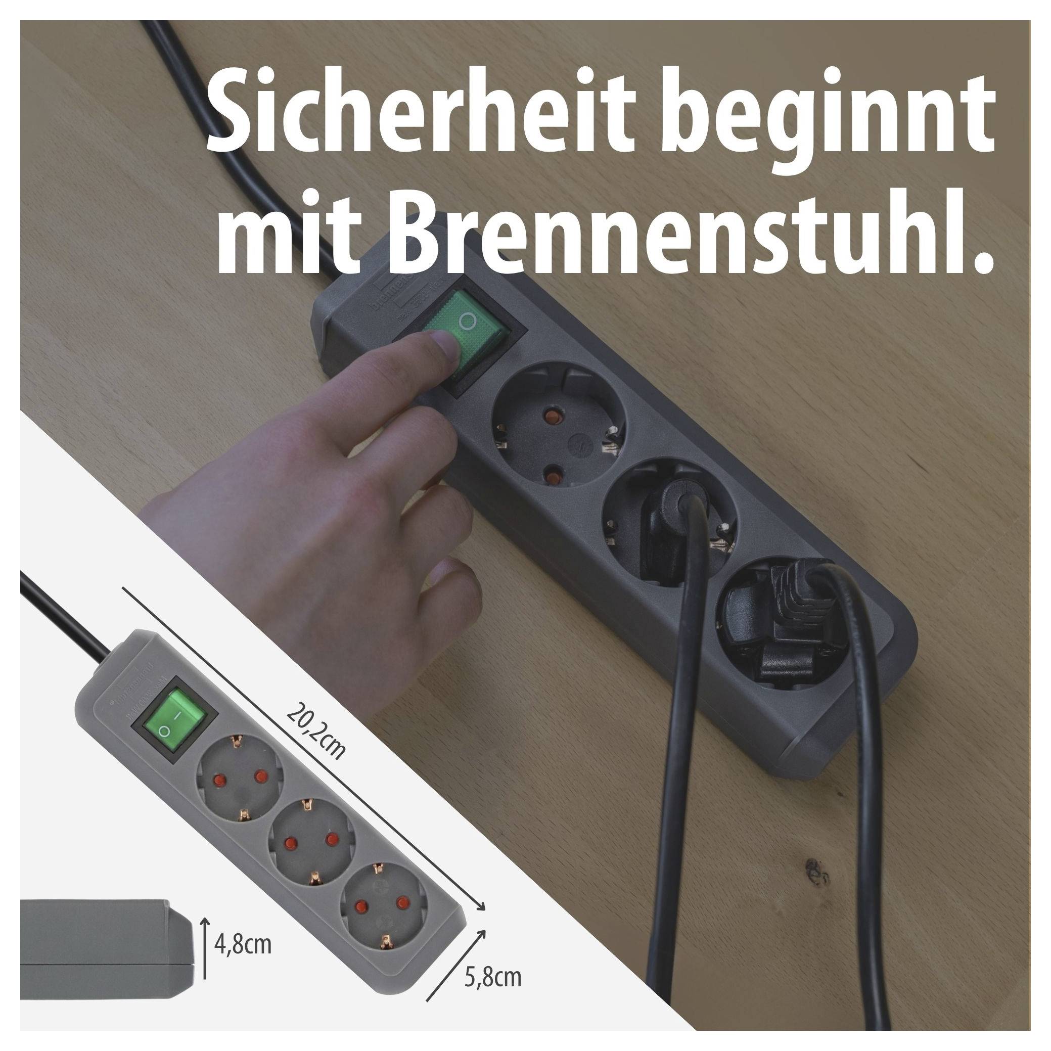 Stekkerdosenstrip van Brennenstuhl met schakelaar; hand schakelt deze in, met afmetingen 20,2 cm, 4,8 cm en 5,8 cm.